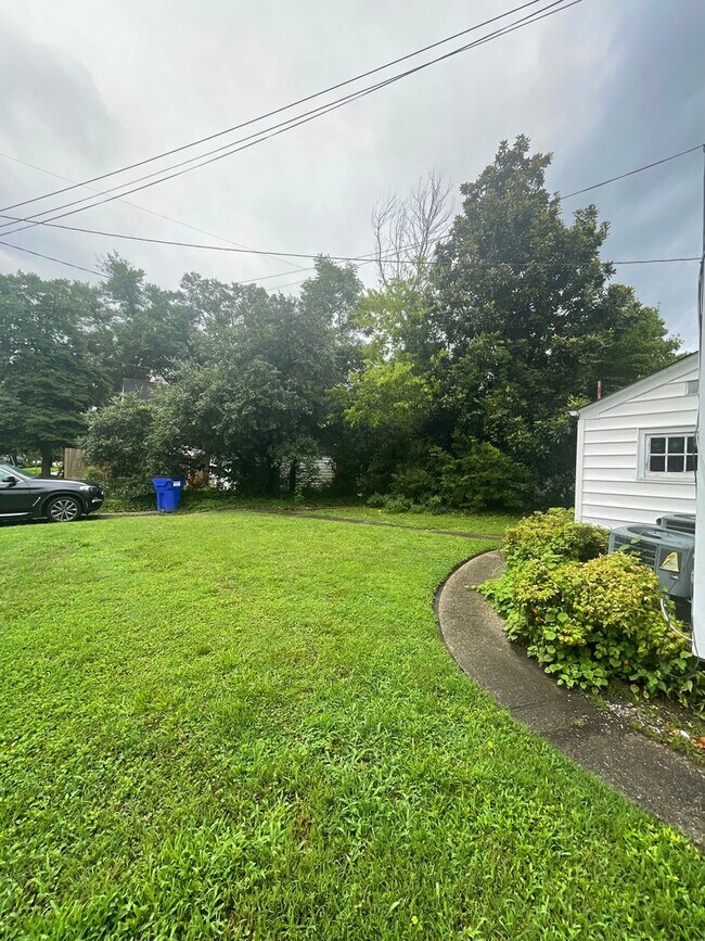 Building Photo - DOWNSTAIRS DUPLEX--2 BED/ 1 BATH IN THE HE...