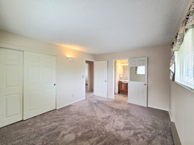 Building Photo - ** Oversized 4-Bedroom House w/ 2-Car Garage, & Fenced Backyard in a great Wenatchee Neighborhood!