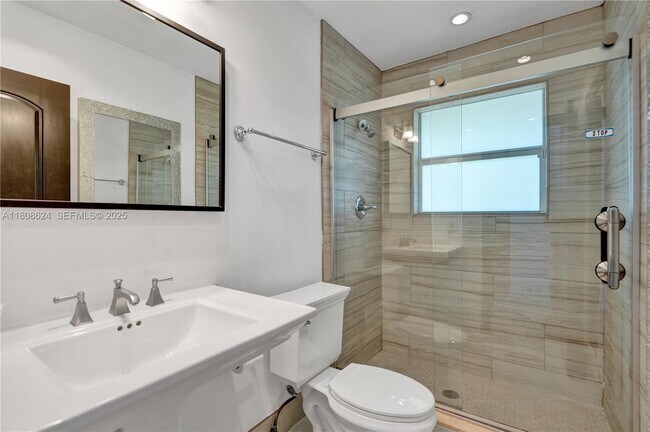 Building Photo - 3100 NE 56th Ct