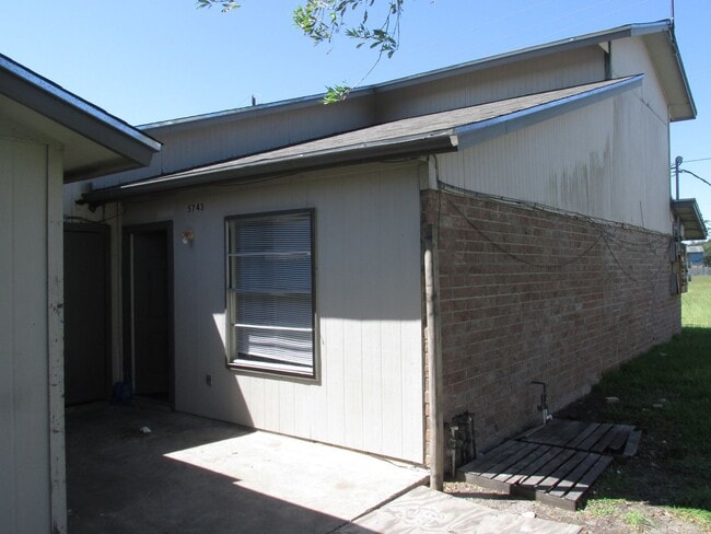 Building Photo - Crestmore 5741 Schlesinger