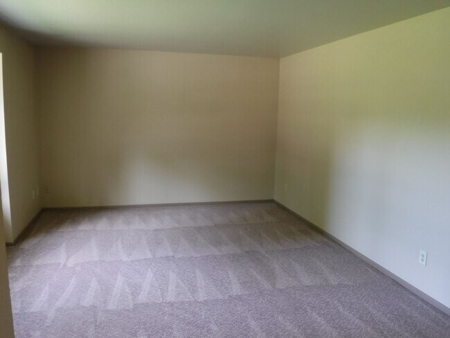 Building Photo - Just Reduced!! Two Bedroom, One Bath duplex in South Hill- One-Level Living on a Quiet Dead End S...