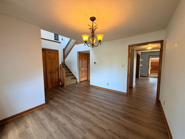 Building Photo - 705 Hummingbird Ln