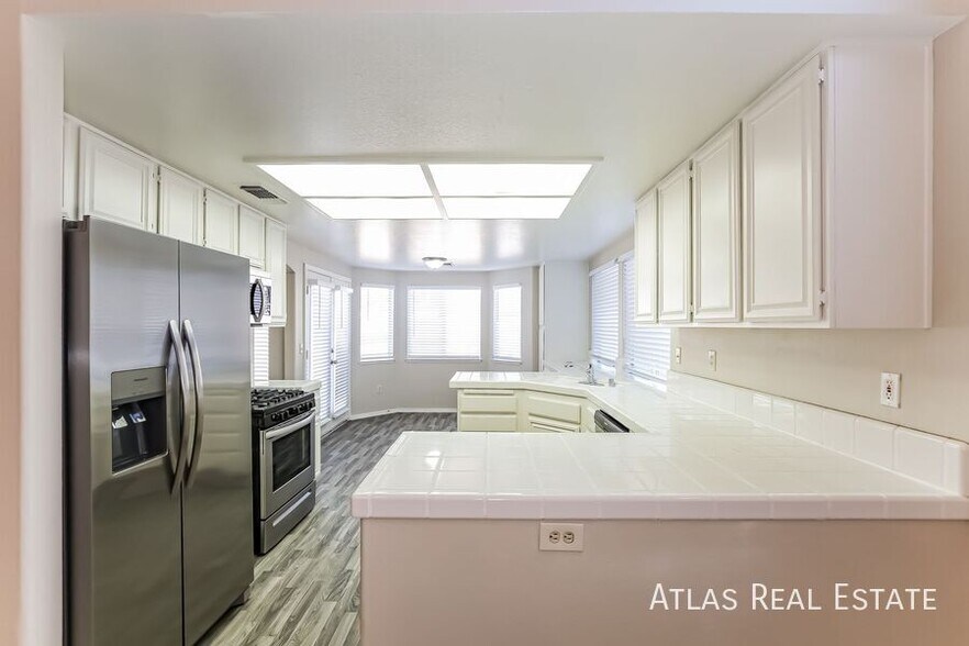 Building Photo - 5808 Ventana Dr