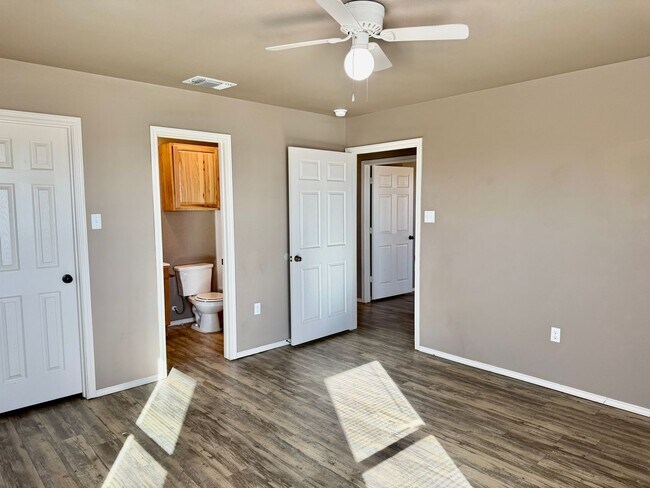 Building Photo - Newer Build 3/2/1 on Quiet Street!