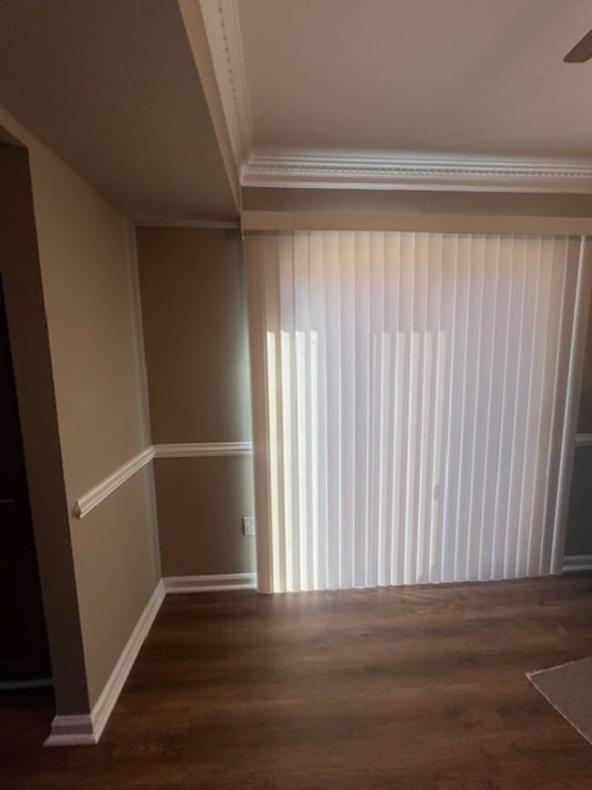 Building Photo - NICE WELL MAINTAINED TOWNHOME