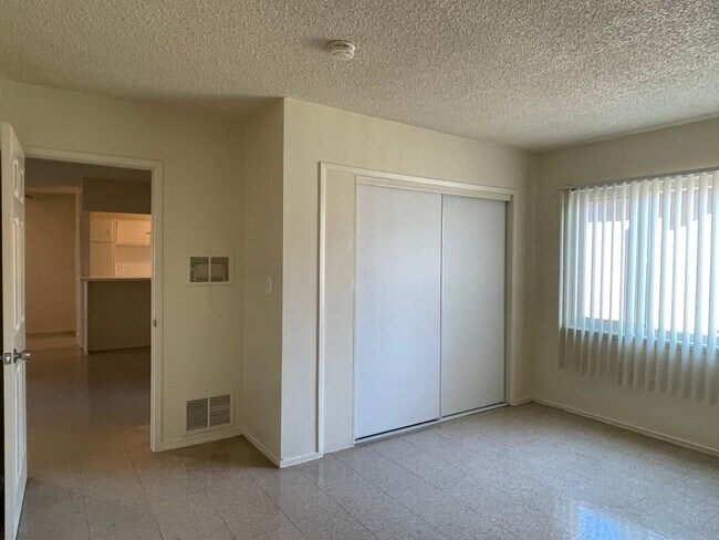 Building Photo - 1302 E Kingsley Ave