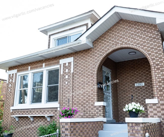 Building Photo - SPECIAL OPPORTUNITY – LARGE 6 BEDROOM RELATED-LIVING HOME