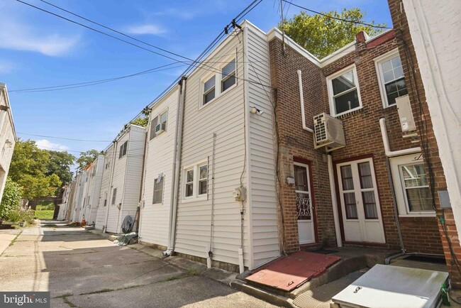 Building Photo - 3323 Tilden St