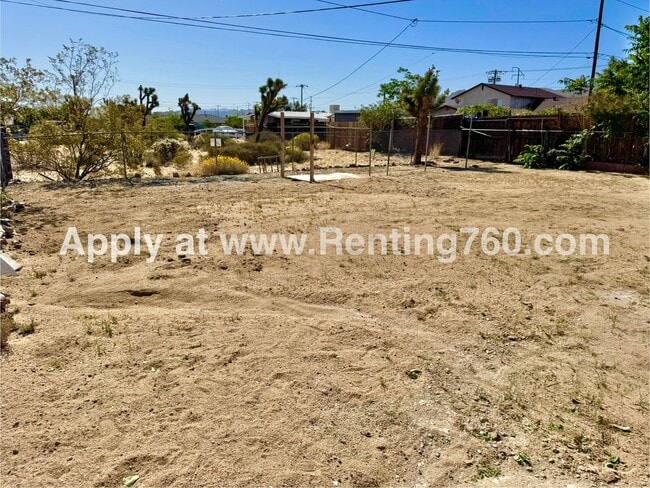 Building Photo - 2 Bed 1 Bath Home with Fenced Yard & Finis...