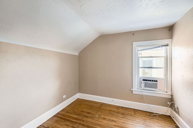 Building Photo - Top Unit (Beautiful Views) Located in the ...