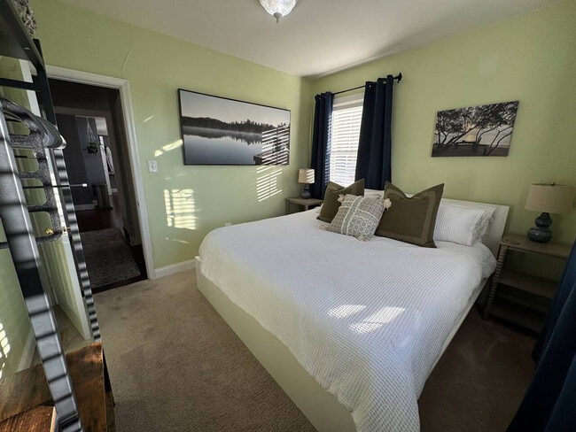 Building Photo - 10417 S Grant Ave