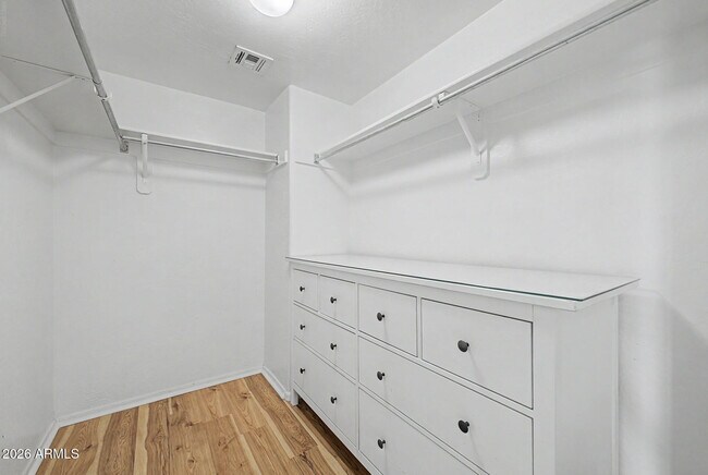 Building Photo - 2233 E Huntington Dr