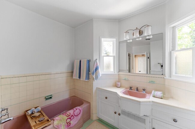 Building Photo - Single-story 3+3 in Woodland Hills w/appli...