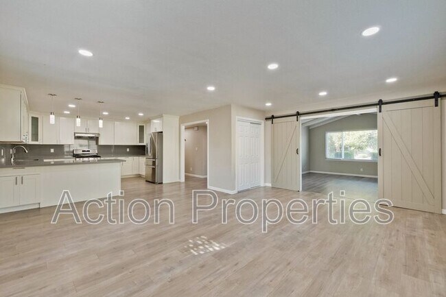 Building Photo - 560 Firloch Ave