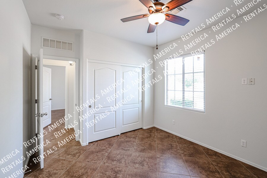 Building Photo - 5907 S 56th Dr