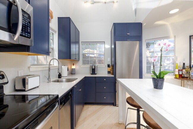 Building Photo - 1702 Drake Ave