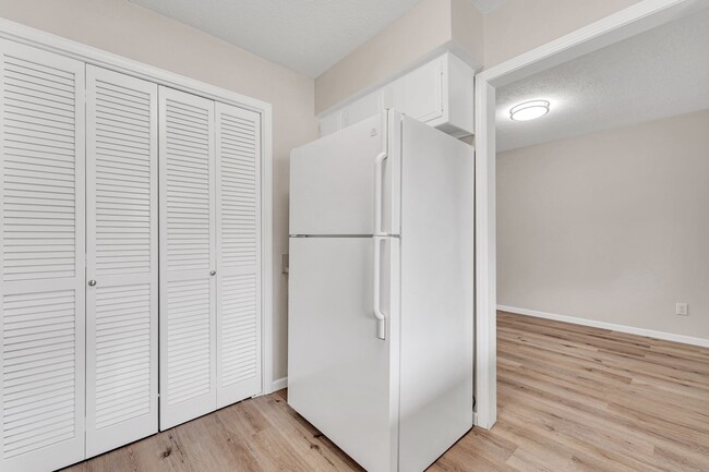 Building Photo - Hickory Village 55 Plus, LLC - 3700 E Cherry St Springfield, MO 65809