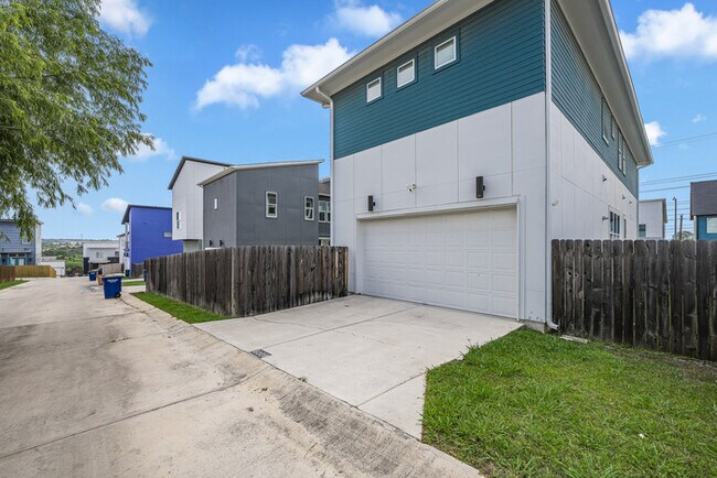 Building Photo - 6228 Toscana Ave