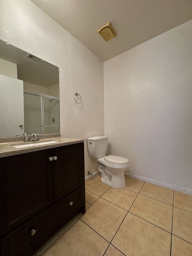 Building Photo - 2 Bed 2.5 Bath Single House near Rainbow/Tropicana
