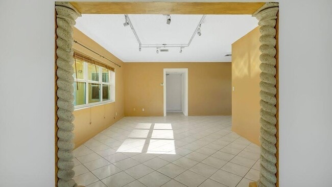 Building Photo - 2207 NE 33rd Ave