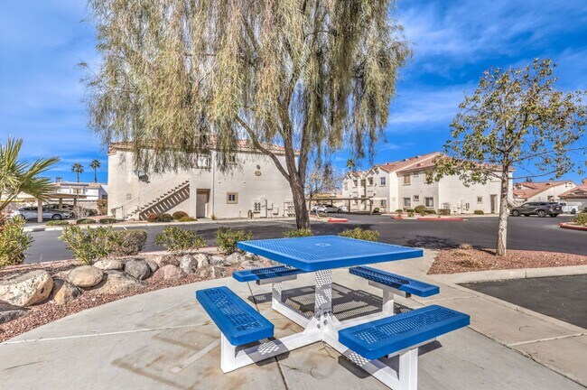 Building Photo - fully furnished, 1 bed, 1 bath condo in gated community