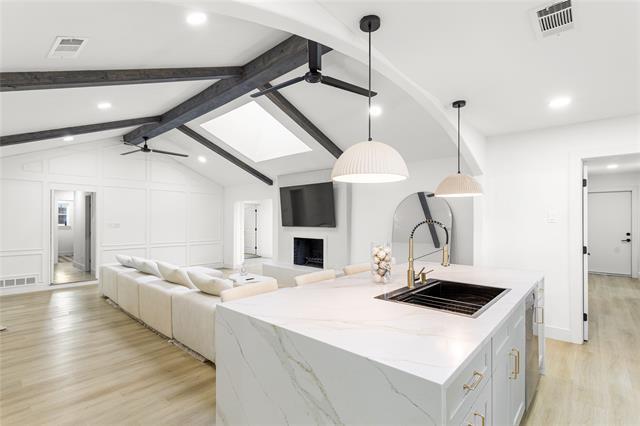 Building Photo - 1513 Carriage Ln