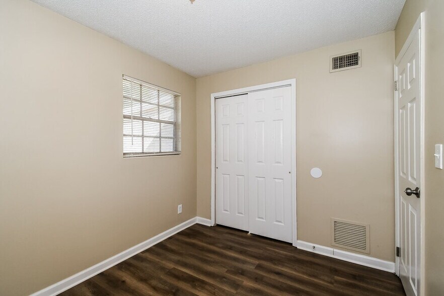 Building Photo - 1658 Louvre Dr