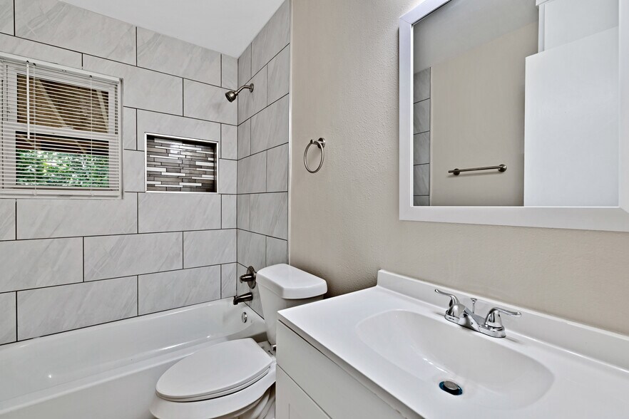 Building Photo - 4014 Sun Valley Dr