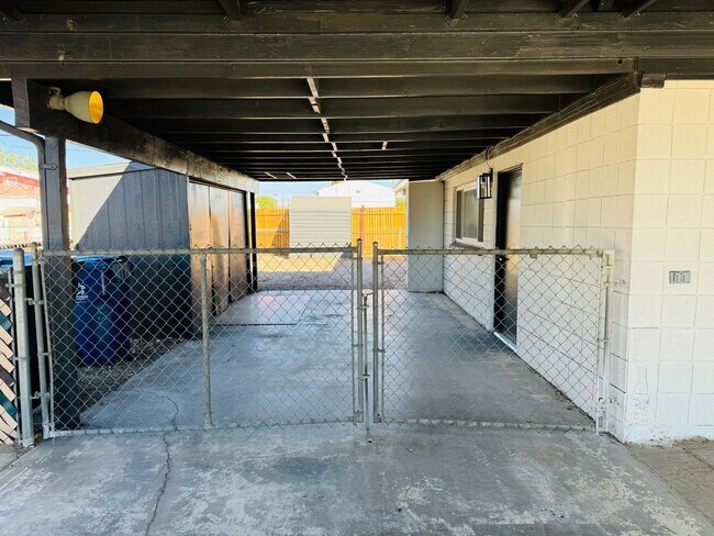 Building Photo - Spacious 3 Bedroom, 2 Bathroom Home with Solar in Bullhead City!