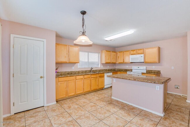 Building Photo - Charming 4 Bed home in Avondale with commu...