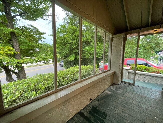 Screened in porch - 908 Oxmoor Rd