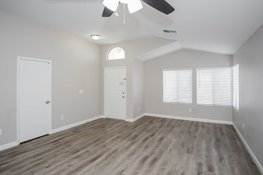 Building Photo - 4400 Sandhorse Ct