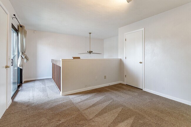 Building Photo - 2 Bed/2 Bath with loft. Close to Campus On bus line.