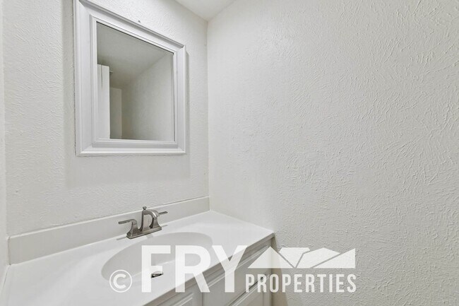 Building Photo - 14313 E Warren Pl