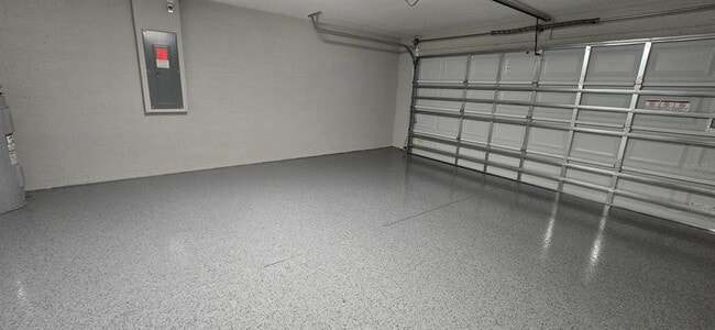 Building Photo - 211 Oak Ln Cir