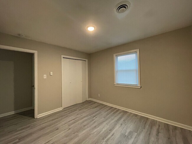 Building Photo - N Valor Drive 1633