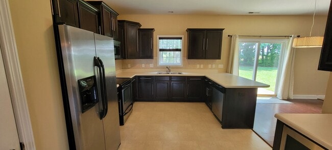 Building Photo - 4 bedroom 2.5 bathroom Home in Maidstone Park