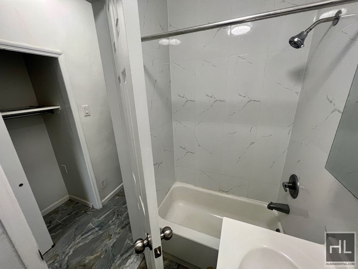 Building Photo - 3BR 1BA 1100sft Floor Through