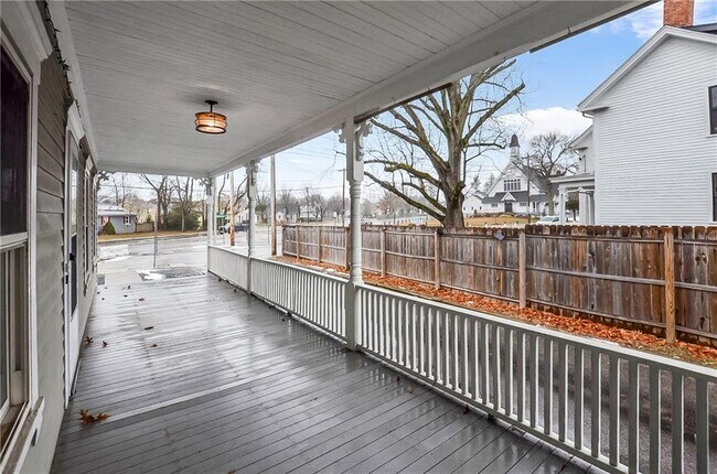 Building Photo - 292 Pleasant St