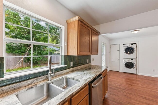 Building Photo - 903 Chote Ave