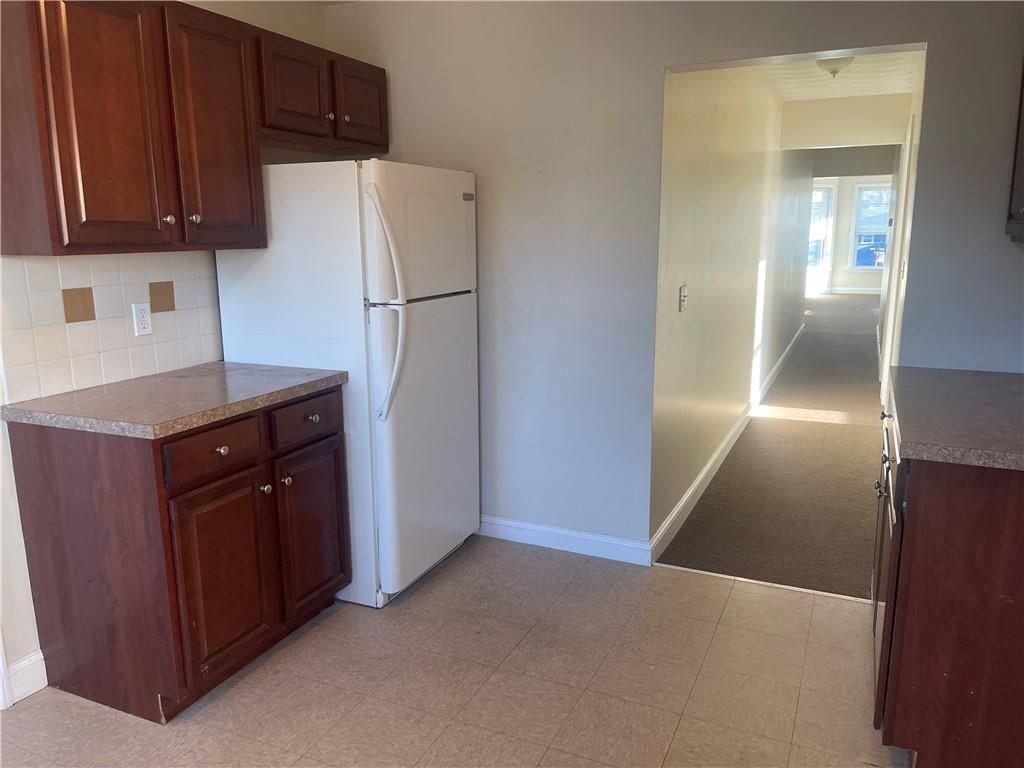 Building Photo - 585 Main St