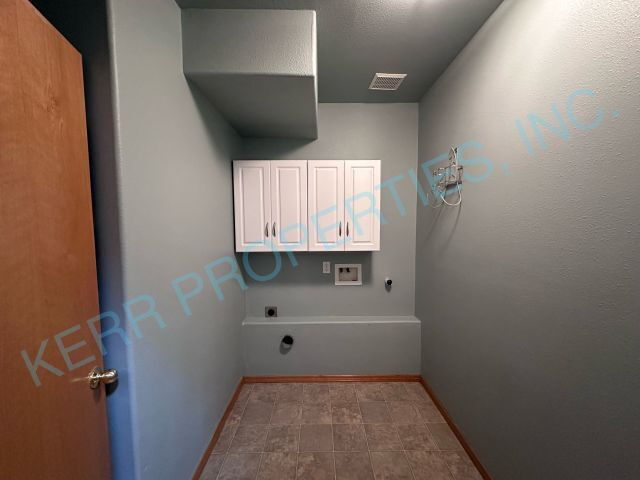 Building Photo - Charming 3-Bed Oasis with 2.5 Baths in Sandy, OR – Spacious 1,542 Sq Ft Gem on Jade Glen Ave!