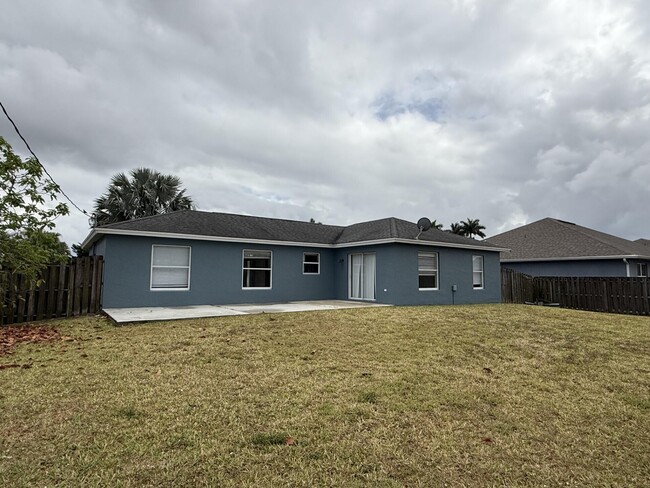 Building Photo - 325 SW Nativity Terrace