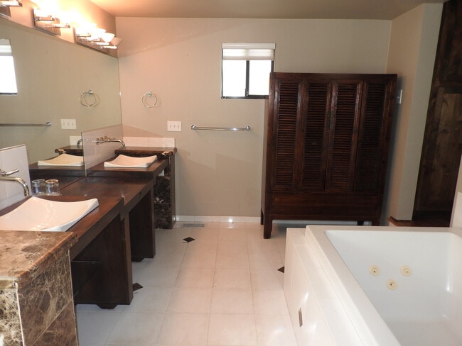 Building Photo - Beautiful home in Historic Folsom!