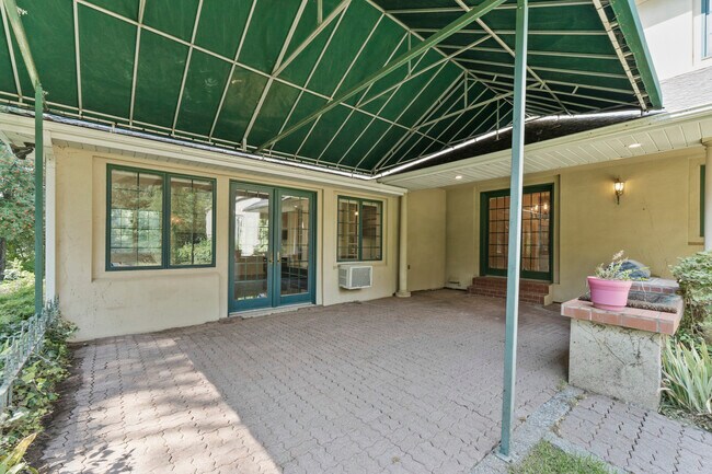 Building Photo - 2024 E Southeast Blvd