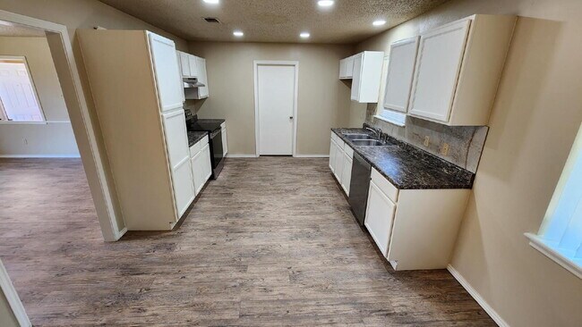 Building Photo - Half off first full month's rent/Southwest...