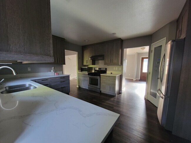 Building Photo - Spacious and Beautiful 4 bedroom in conven...