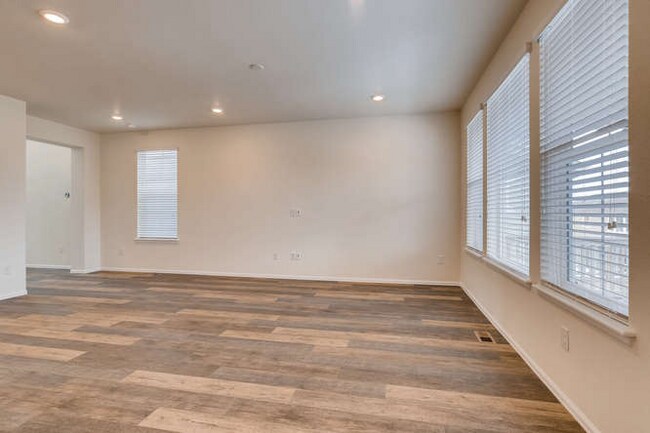 Building Photo - 3162 Jonquil St