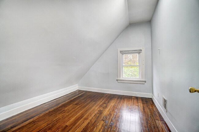 Building Photo - 870 Rockdale Ave