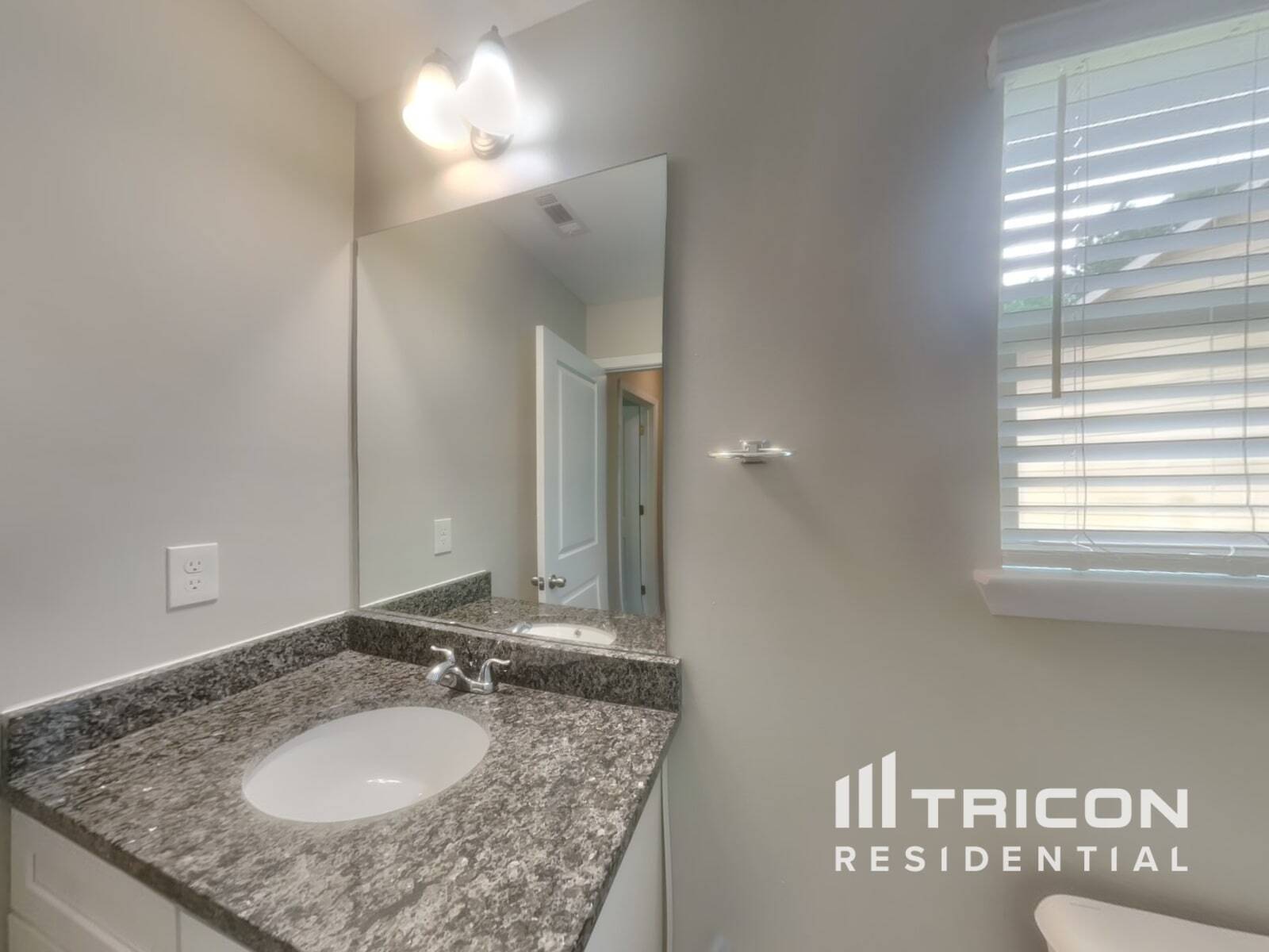 Building Photo - 325 Nutwood Trce